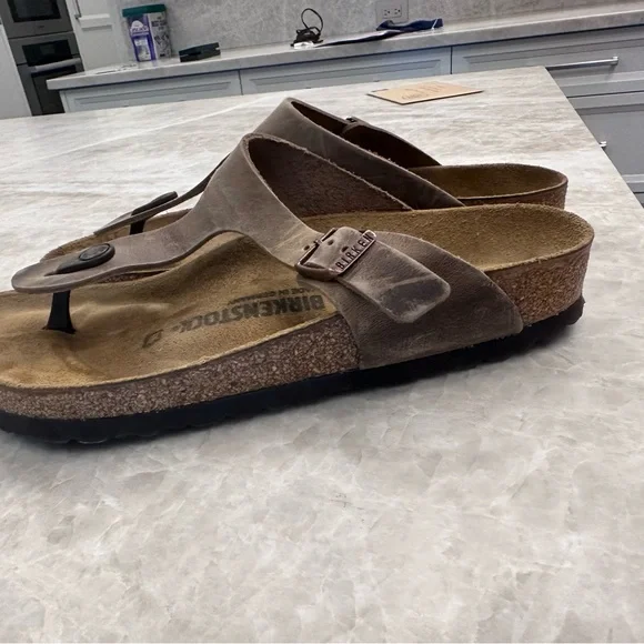 Birkenstock Giza flip flop sandal.  Weathered looking tan leather. Like new. S40 - Picture 2 of 3
